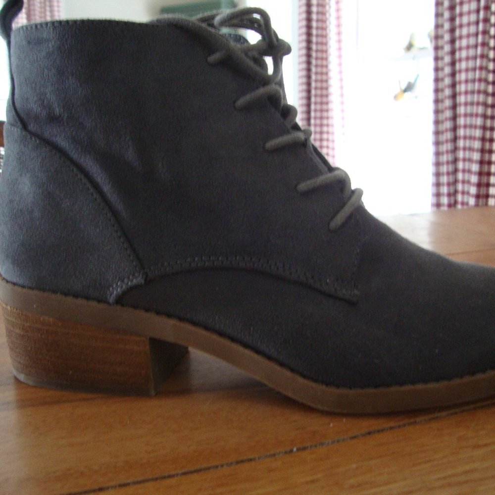 Carlos Santana "Macey" Gray Faux Suede Bootie ~ 9M